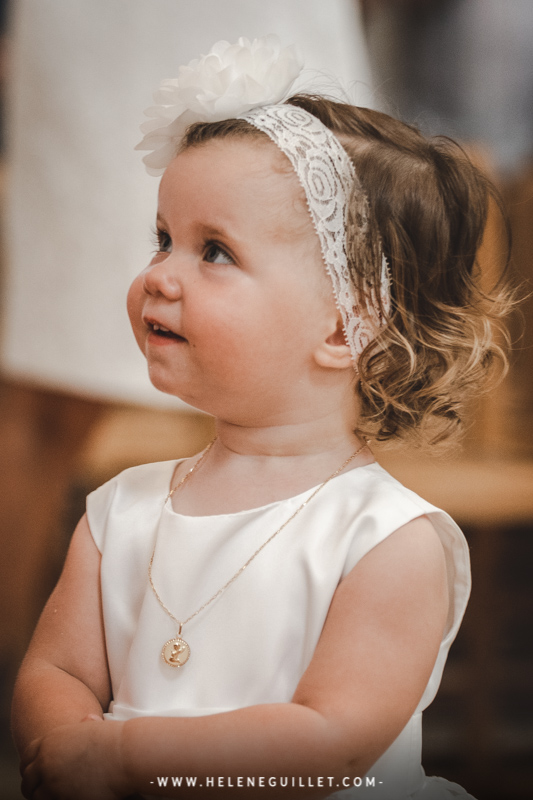 Amalia lors de son baptême. © Hélène Guillet Photographie de baptême. © Hélène Guillet