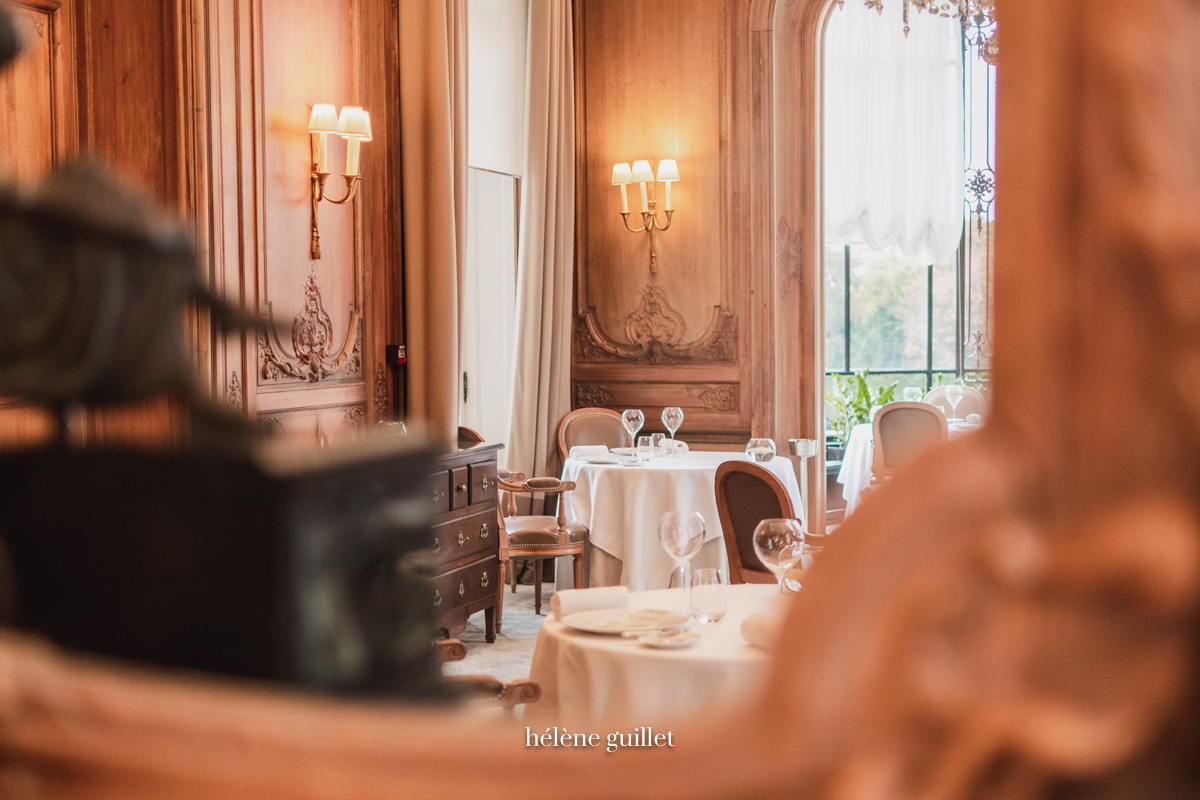 Le Restaurant reflète dans un miroir Domaine Les Crayères Reims Helene Guillet Photographe