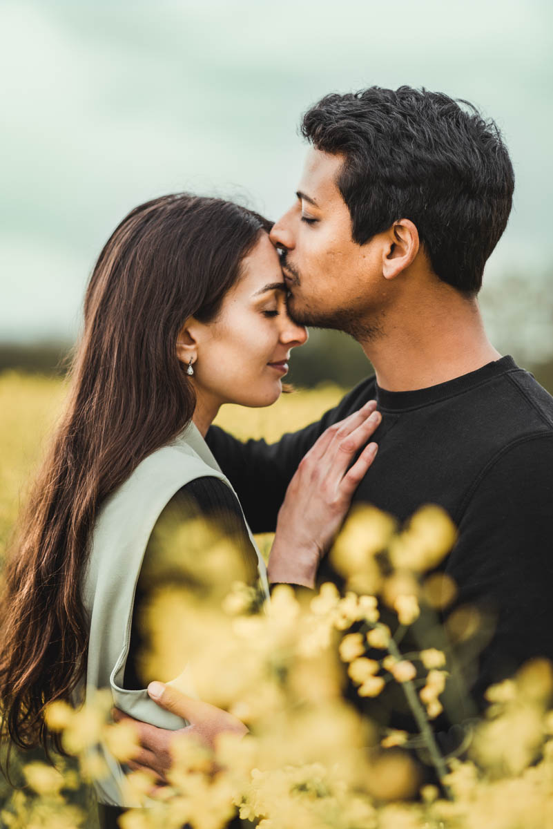 photographie de couple dans les colza