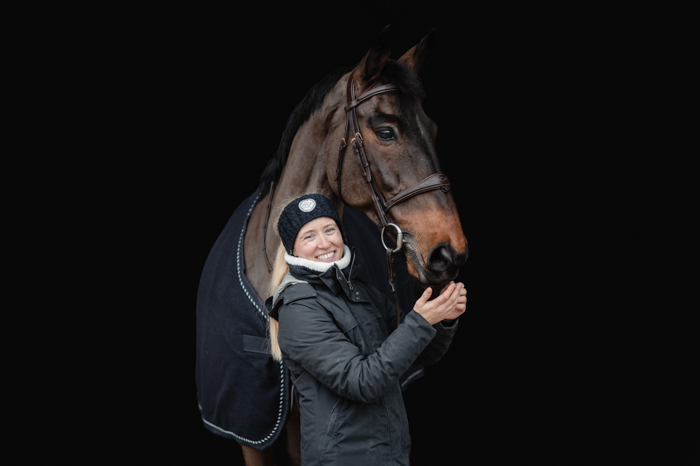 Shooting-equin-fond-noir-HelenGuillet seance photo poney