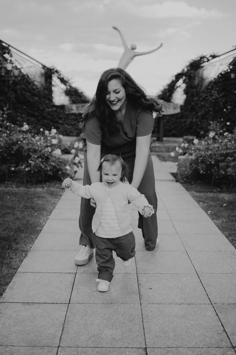 maman essaie d'attraper sa fille qui court