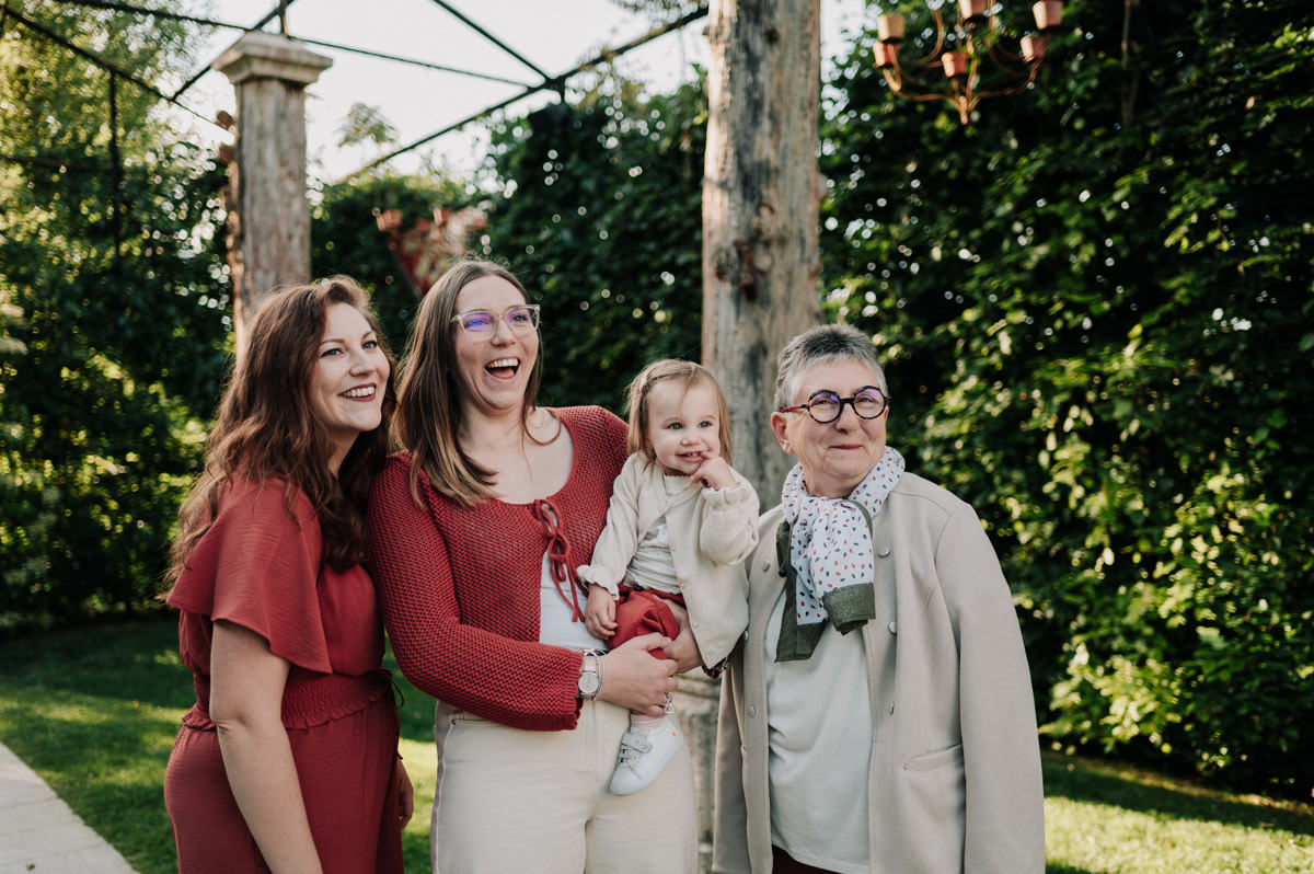 photo posée intergénérationnelle avec la grand mère, ses deux filles et sa petite fille