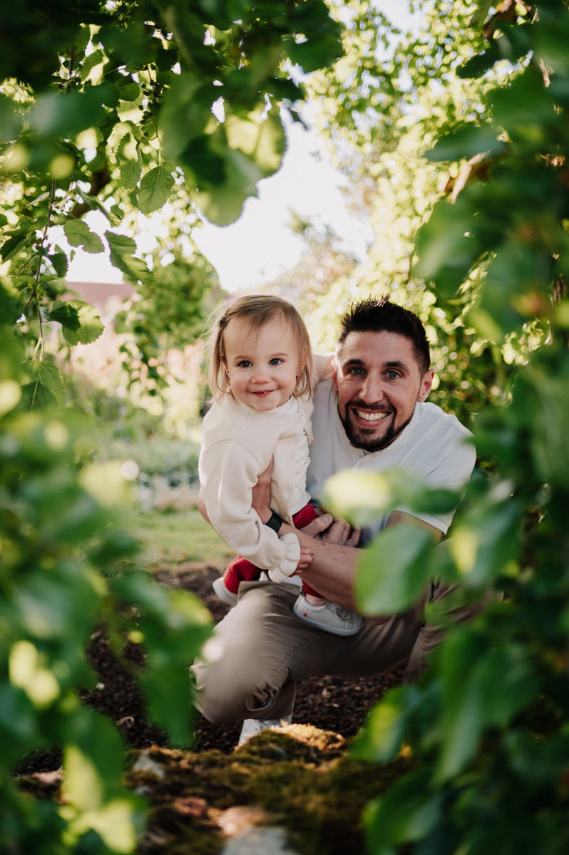 papa et sa fille jouent à cache cache