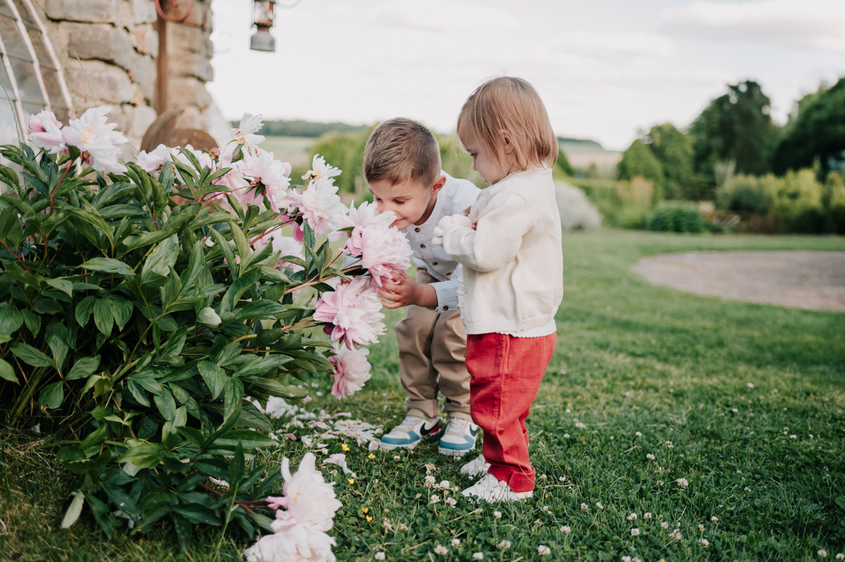 frère et soeur sentent les fleurs