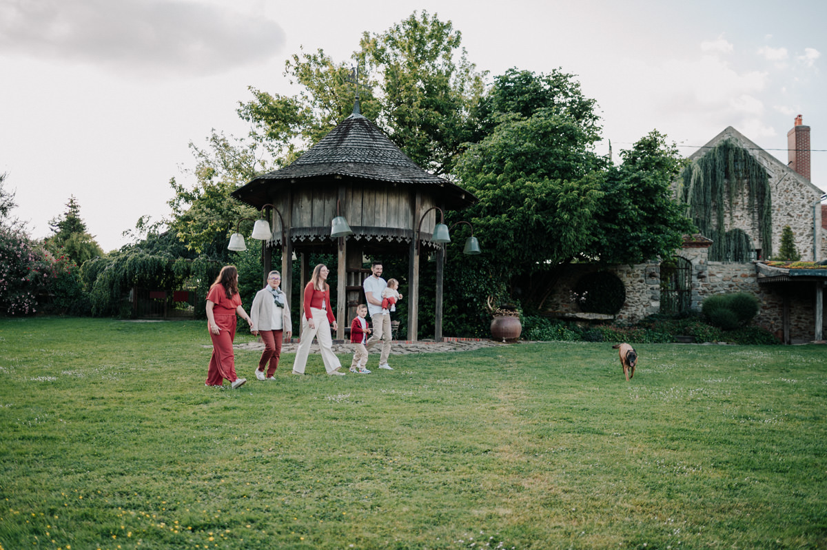 une famille en train de marcher dans le jardin du point du jour