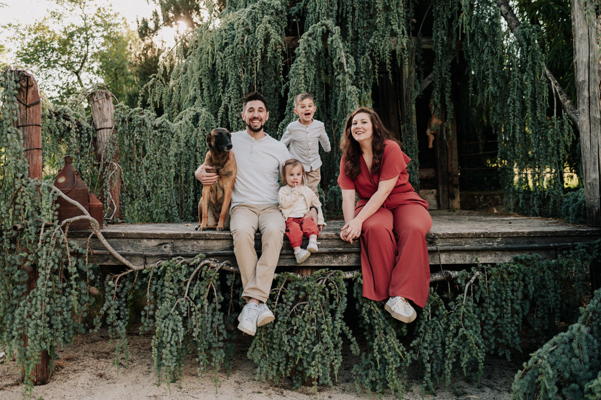 séance photo posée en famille sur un pont en bois