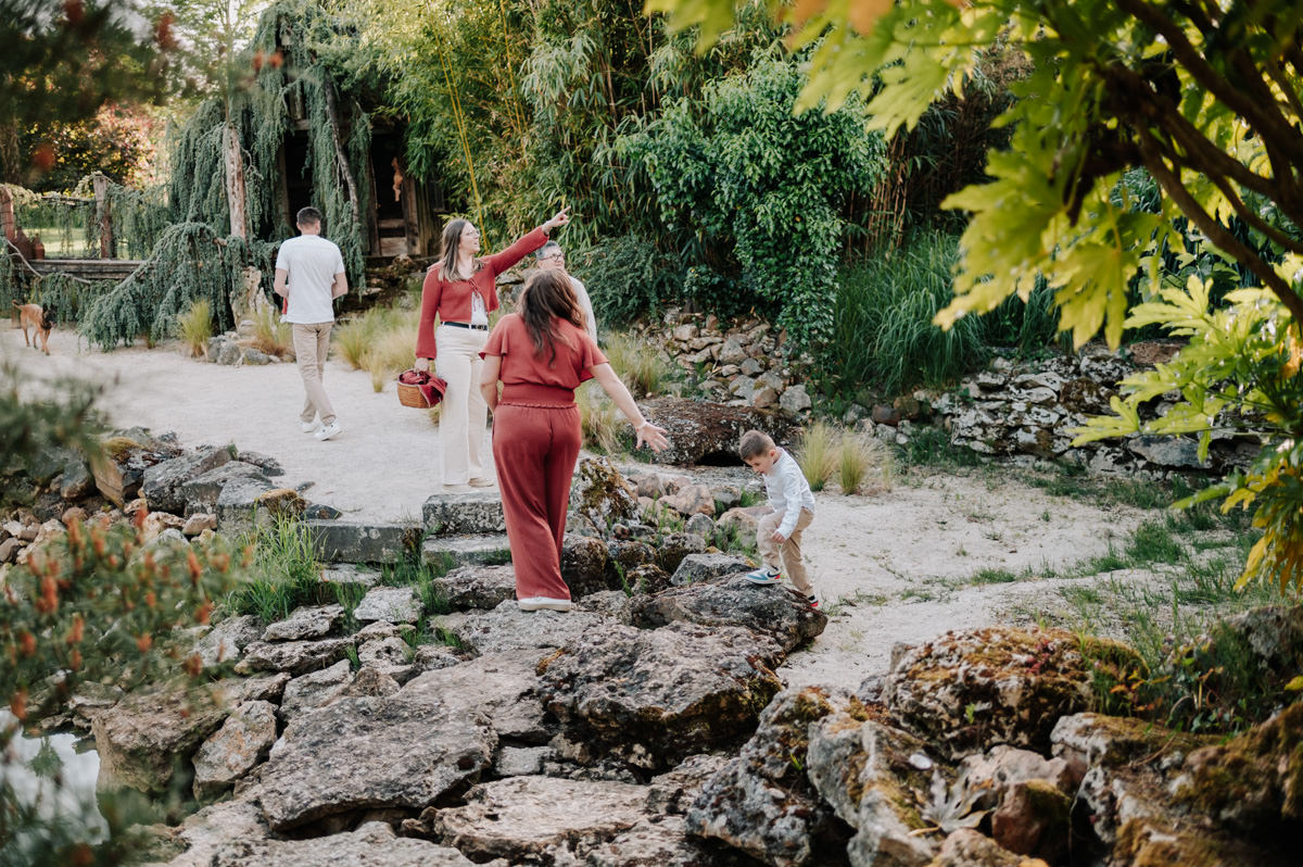 parents et enfants marchent dans la nature