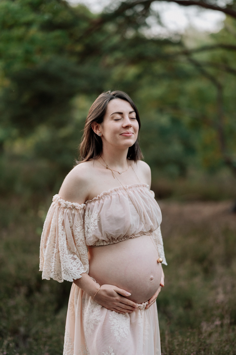 Femme enceinte portant une belle robe de grossesse pour sa séance photo
