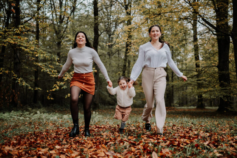séance mère et fille lors d'une séance photo automnale dans la nature dans la seine et marne