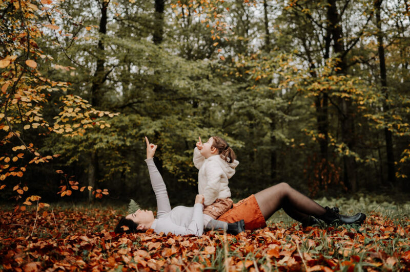 séance mère et fille lors d'une séance photo automnale dans la nature dans la seine et marne