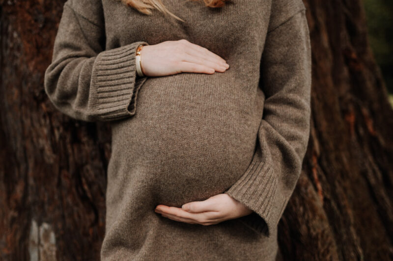 photo d'une femme enceinte lors d'une séance grossesse en extérieur dans le 77