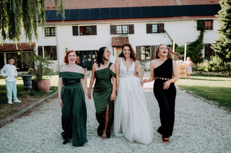 Photographie des demoiselles d'honneur d'un mariage - Maisons Maquets