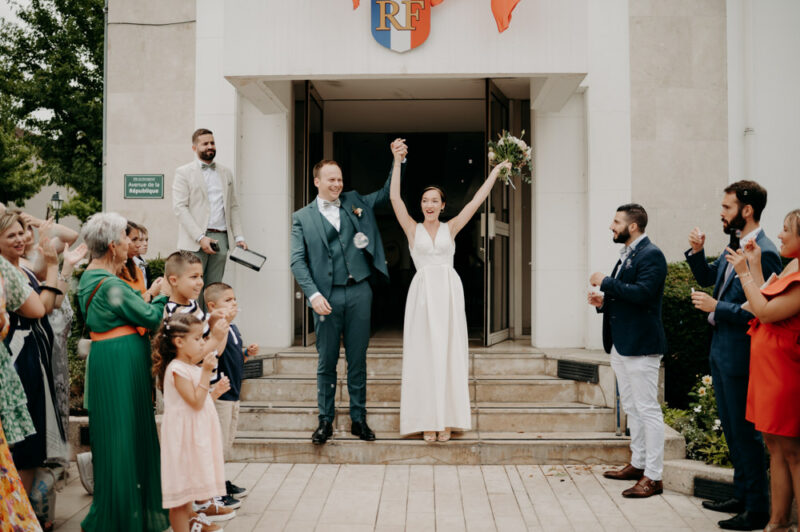 photo des mariés lors d'un reportage mariage en seine-et-marne à la sortie de la mairie